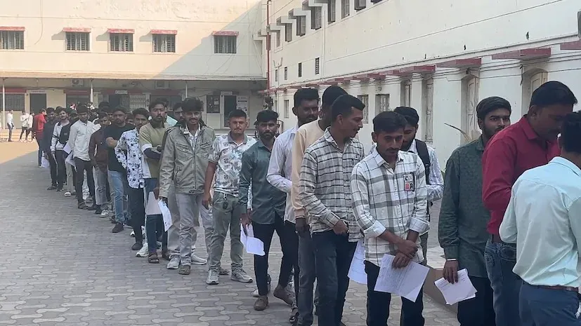 PGVCL પરીક્ષામાં ઈજાગ્રસ્ત ઉમેદવારની અડગ હિંમત, વ્હીલચેરમાં આવી આપી પરીક્ષા; પોલીસ અને સ્ટાફે કરી મદદ 2 PGVCL exam inspiration 2.png