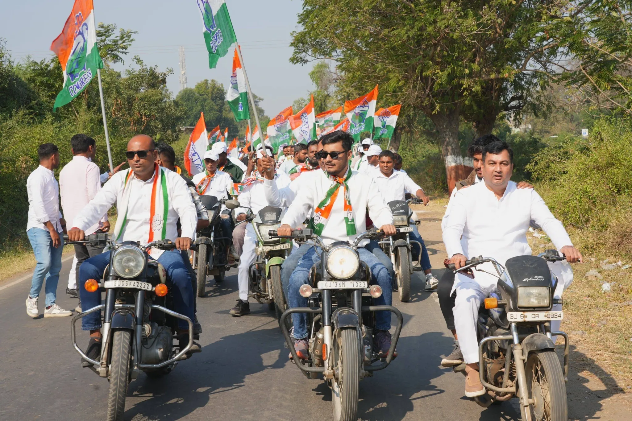 કોંગ્રેસની જન આક્રોશ યાત્રાનો છોટાઉદેપુરમાં પ્રવેશ, અમિત ચાવડાએ ખનન અને આદિવાસી વિરોધી નીતિઓ પર ઉગ્ર આક્ષેપ કર્યા 2 Gujarat Congress Jan Aakrosh Yatra 3.png