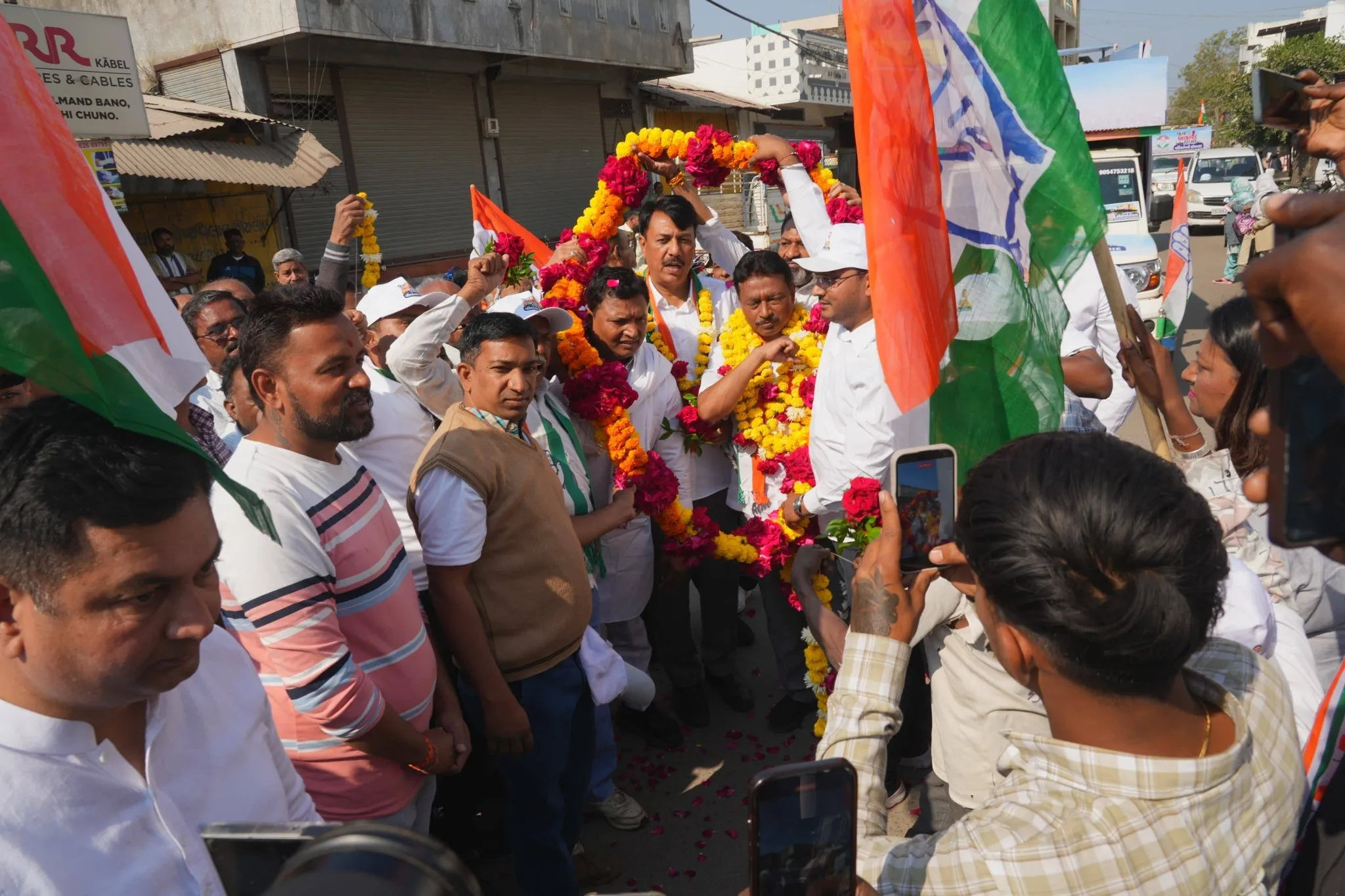 કોંગ્રેસની જન આક્રોશ યાત્રાનો છોટાઉદેપુરમાં પ્રવેશ, અમિત ચાવડાએ ખનન અને આદિવાસી વિરોધી નીતિઓ પર ઉગ્ર આક્ષેપ કર્યા 3 Gujarat Congress Jan Aakrosh Yatra 4.png