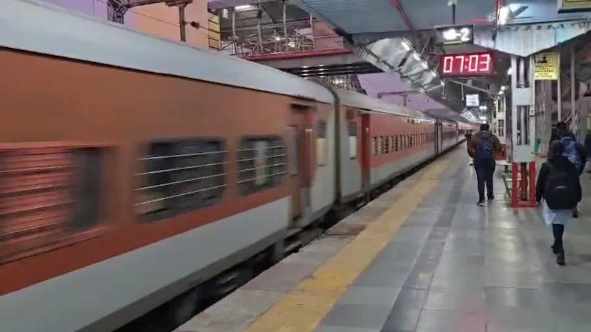 ટ્રેન સલામતીમાં ક્રાંતિ: પશ્ચિમ રેલવેના 96 કિમી ટ્રેક પર કવચ પ્રણાલીની સફળ શરૂઆત 3 Kavach 4 1.png