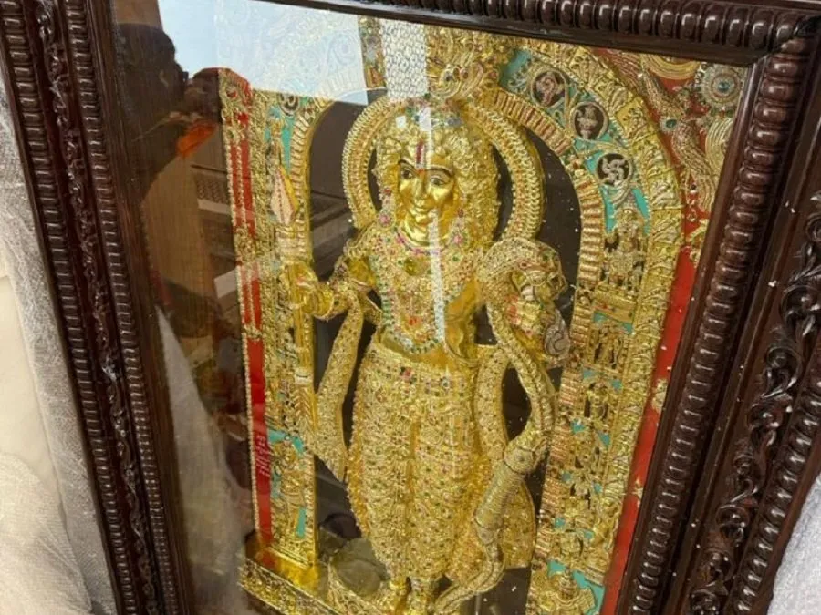 સોના-ચાંદી અને હીરાથી જડેલી શ્રી રામની 30 કરોડની અદ્ભુત પ્રતિમા; જાણો ક્યાં થઈ સ્થાપના? 2 Ram2.jpg