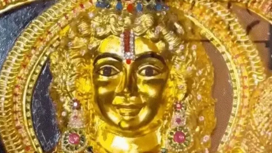 સોના-ચાંદી અને હીરાથી જડેલી શ્રી રામની 30 કરોડની અદ્ભુત પ્રતિમા; જાણો ક્યાં થઈ સ્થાપના? 3 Ram.jpg