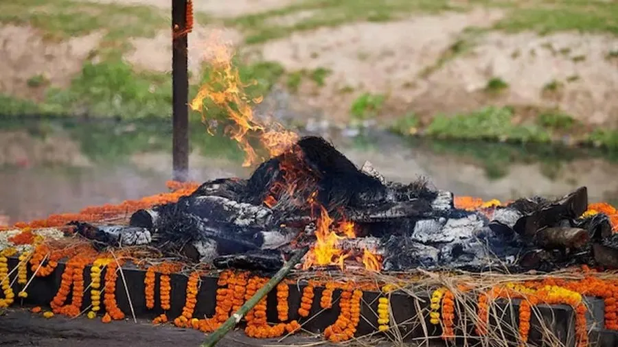રાત્રે અંતિમ સંસ્કાર કરવાથી આત્મા પર શું થાય છે અસર? ગરુડ પુરાણમાં છુપાયેલું છે મોટું રહસ્ય 2 Antim Sanskar