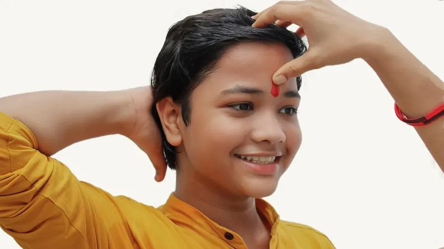 શું તમે પણ ખોટી આંગળીથી કરો છો તિલક? જાણો શાસ્ત્રો અનુસાર સાચી રીત અને તેના નુકસાન 2 tilak rules