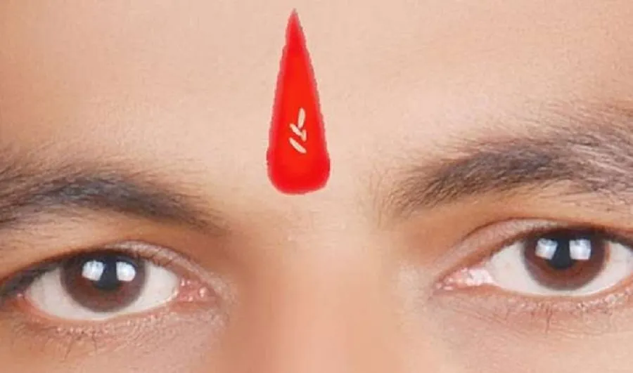 કપાળ પર તિલક સાથે ચોખા લગાવવાનું મહત્વ શું છે? માત્ર પરંપરા નથી, તેની પાછળ છુપાયેલા છે આ ખાસ કારણો 2 Tilak With Rice Benefits