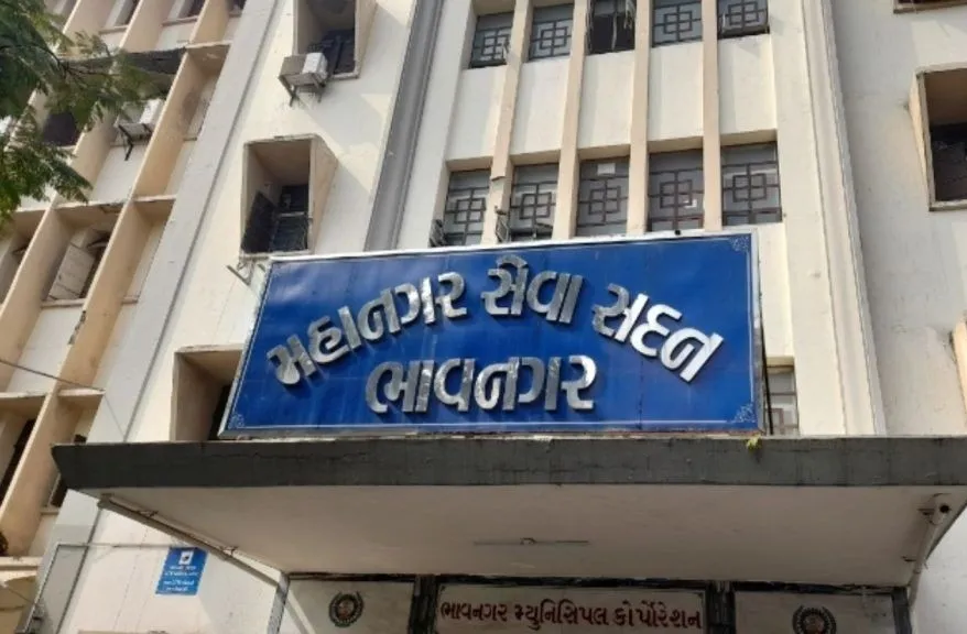 સુભાષનગર હમીરજી પાર્કમાં 46 સરકારી આવાસ સીલ, આવાસ યોજનાનો દુરુપયોગ સામે આવ્યો 2 Bhavnagar PM Awas Yojana Action.png