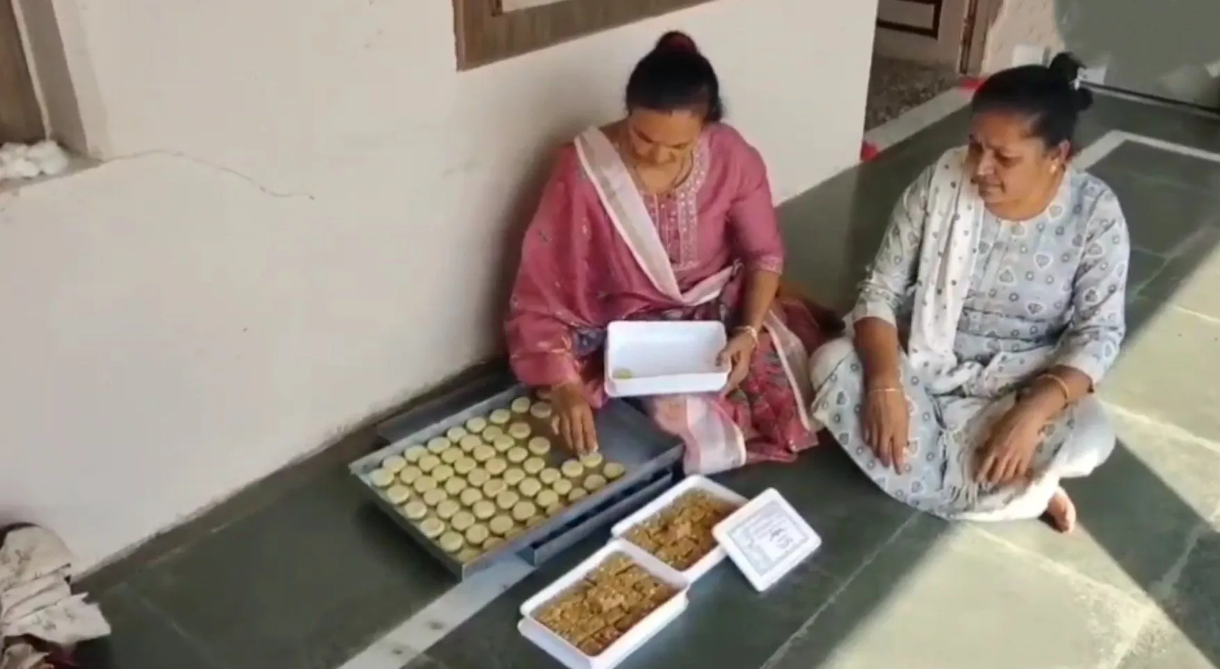 હળિયાદ ગામની મહિલાએ દૂધના પેંડાથી વિદેશી બજાર સુધી પહોંચાડી ગામની ઓળખ 2 varshaben raiyani milk penda 1.jpeg