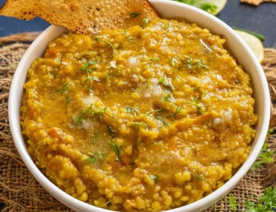 શું તમે રોજની ખીચડી ખાઈને કંટાળ્યા છો? આ શિયાળામાં ટ્રાય કરો પૌષ્ટિક અને ગ્લુટેન-ફ્રી 'જુવારની ખીચડી' 2 Jowar Vegetable Khichdi