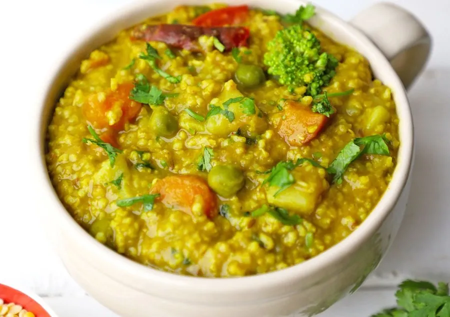 વિટામિન B12 ની ઉણપ દૂર કરવા આ રીતે ખાઓ મગની દાળ 3 Jowar Vegetable Khichdi 1.jpg