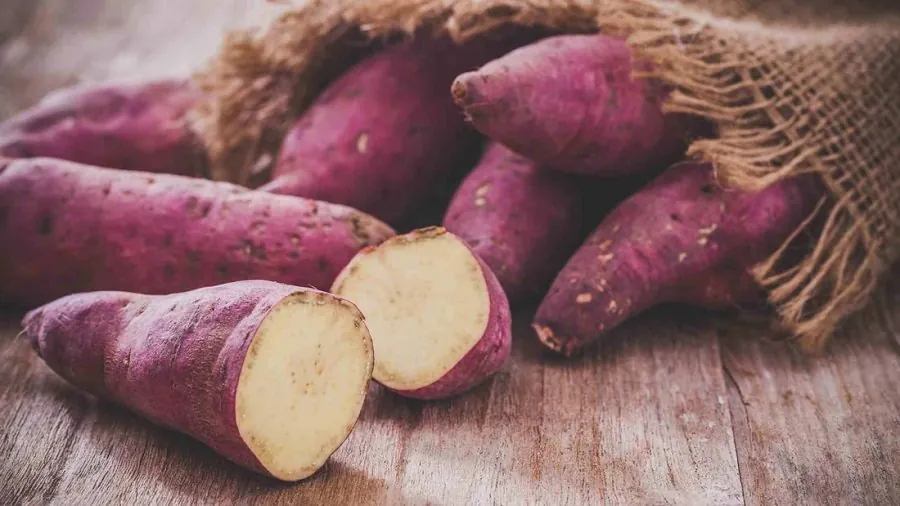 વાળ અને નખને અંદરથી મજબૂત બનાવશે બાયોટિન 3 sweet potato.jpg