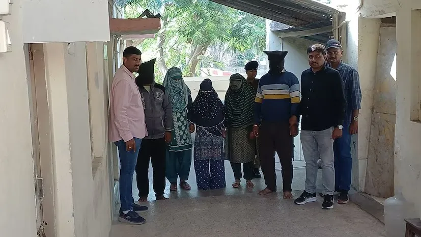 જામનગરમાં SOGની મોટી કાર્યવાહી: ભાડાના મકાનમાંથી પાંચ બાંગ્લાદેશી નાગરિકો ઝડપાયા 2 Jamnagar Bangladeshi Nationals Arrest 2.png