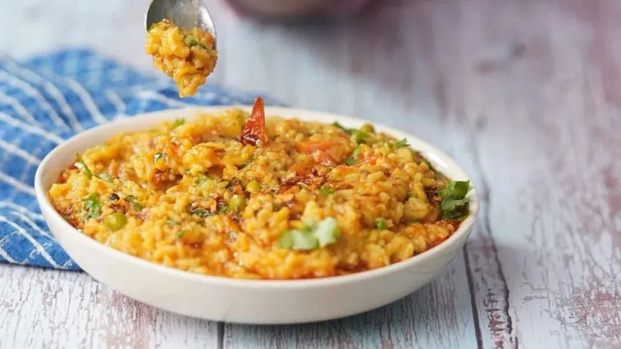 મકર સંક્રાંતિએ ઘરે બનાવો રેસ્ટોરન્ટ જેવી મસાલા ખીચડી, નોંધી લો સરળ રેસીપી 2 Khichdi