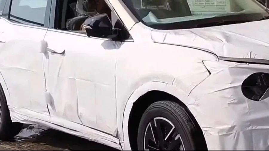 Mahindra XUV 7XO ની એન્ટ્રી: લોન્ચ પહેલા ડીલરશીપ પર જોવા મળી નવી SUV, જાણો શું હશે ખાસ 3 car4824.jpg