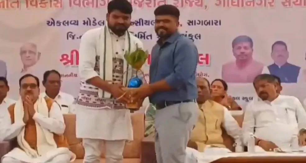 સાગબારાના લોકાર્પણ કાર્યક્રમમાં રાજકીય ટકરાવ, એક જ સ્ટેજ પર ચૈતર અને મનસુખ વસાવા આમને-સામને 3 Narmada Political Clash 1.jpeg