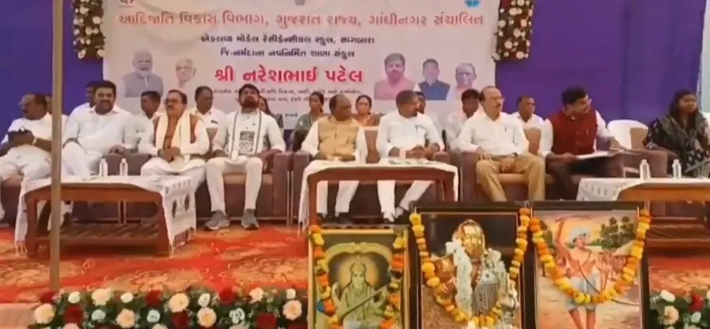 સાગબારાના લોકાર્પણ કાર્યક્રમમાં રાજકીય ટકરાવ, એક જ સ્ટેજ પર ચૈતર અને મનસુખ વસાવા આમને-સામને 2 Narmada Political Clash 2.jpeg