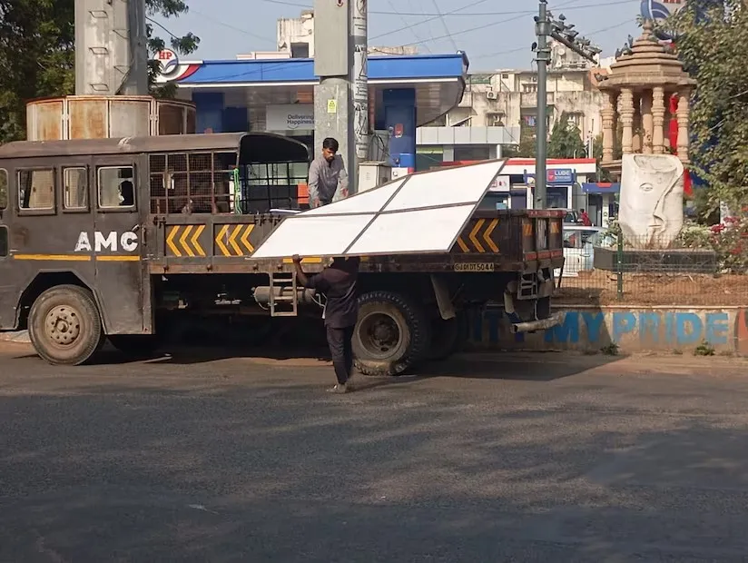 નવાં વર્ષની શરૂઆતમાં પણ AMCની સખ્તાઈ, શહેરભરમાં દબાણો સામે સતત અભિયાન 2 Ahmedabad Encroachment Removal Drive 2.png