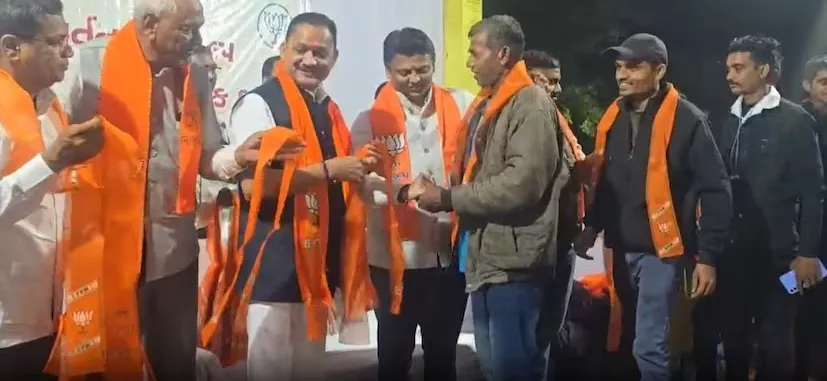 સ્થાનિક ચૂંટણી પહેલા રાજકીય સમીકરણોમાં ફેરફાર, વલસાડમાં 400થી વધુ આપ કાર્યકર્તાઓ ભાજપમાં જોડાયા 2 Valsad AAP Workers Join BJP 1.png