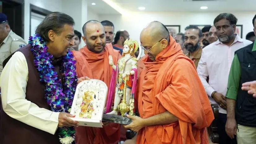 કષ્ટભંજન દેવના દર્શન કરવા પહોંચ્યા મુકેશ અને અનંત અંબાણી, મંદિર પરિસરમાં ઉત્સાહ 3 Salangpur Hanuman Temple Visit 2.png