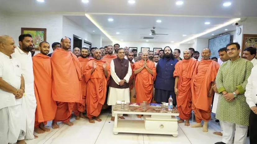 કષ્ટભંજન દેવના દર્શન કરવા પહોંચ્યા મુકેશ અને અનંત અંબાણી, મંદિર પરિસરમાં ઉત્સાહ 2 Salangpur Hanuman Temple Visit 3.png