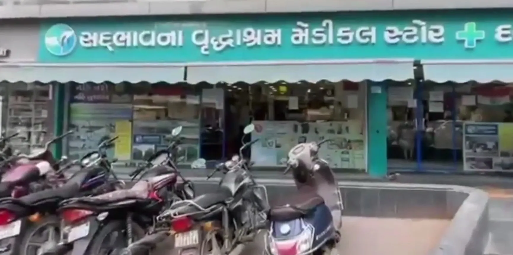 દવાઓને નફાથી નહીં, સેવાના ભાવથી વેચતું રાજકોટનું અનોખું મેડિકલ સ્ટોર 2 rajkot vruddhashram medical store 1.jpeg