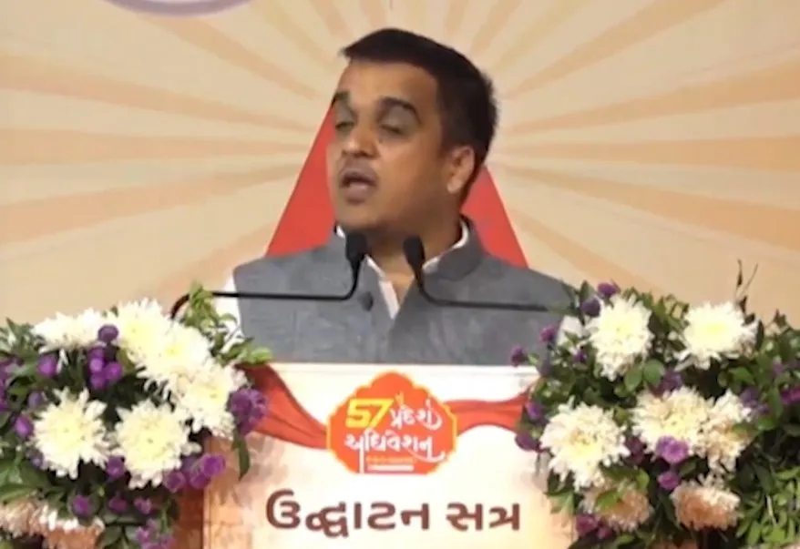 આણંદ નવા બસ મથક પર નાયબ મુખ્યમંત્રીની અચાનક મુલાકાત, મુસાફરો સાથે સીધો સંવાદ 3 harshabhai sanghvi at anand bus stand.jpeg