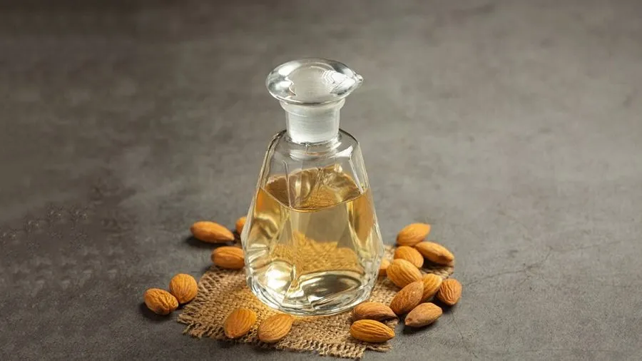 શિયાળામાં ત્વચા માટે વરદાન છે બદામનું તેલ, જાણો તેના 5 આશ્ચર્યજનક ફાયદા 3 almond.jpg