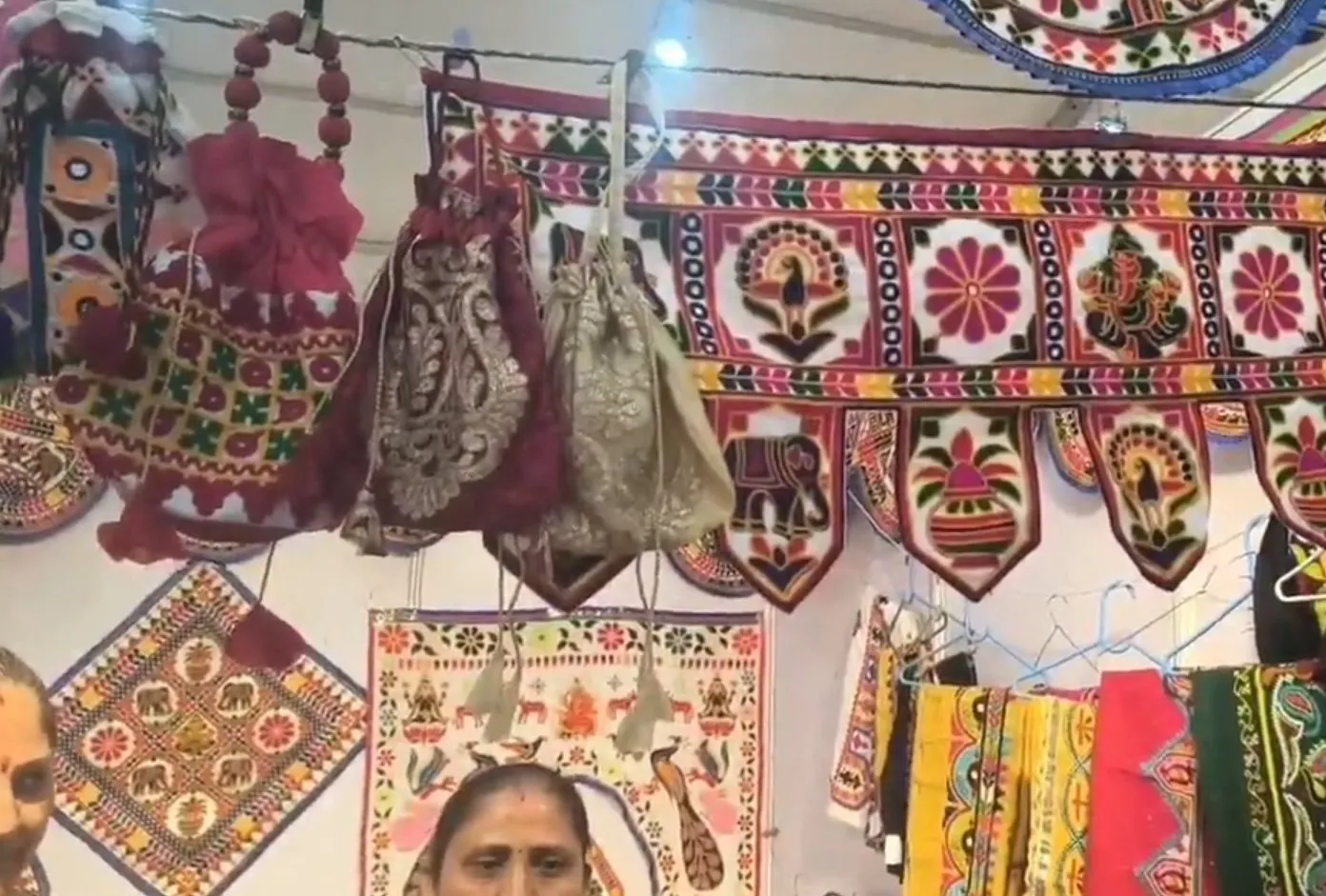 ભરતગૂંથણ અને હસ્તકલા થકી નારી ગામની મહિલાઓએ બદલી આર્થિક સ્થિતિ 2 Women Handicraft Entrepreneurship 1.jpeg