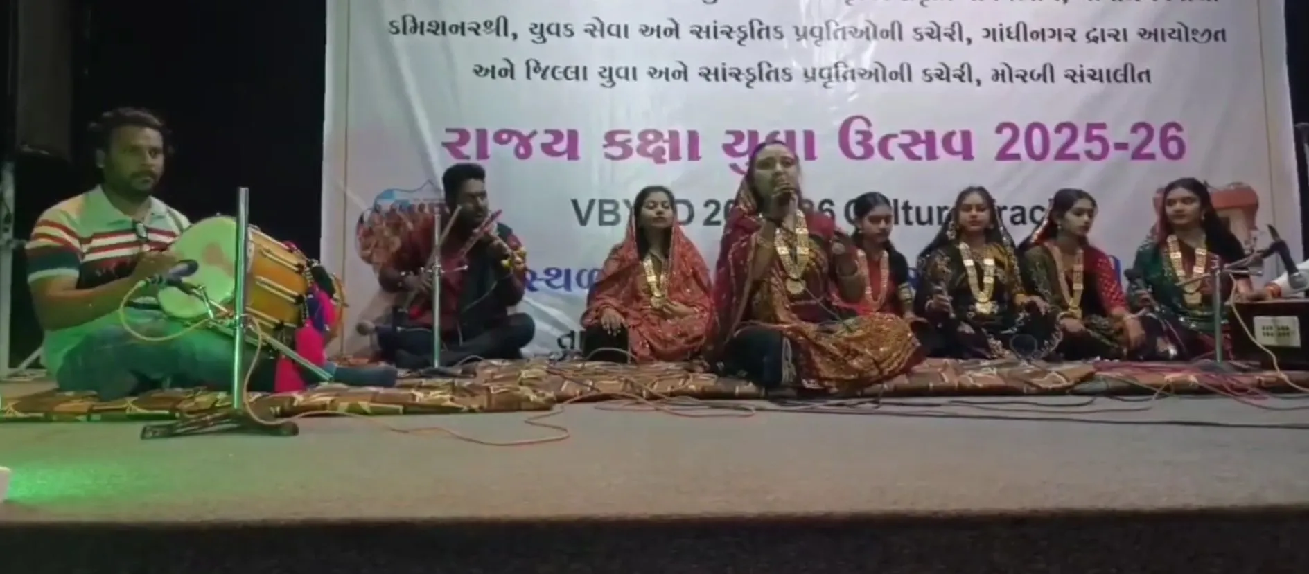 ગામડાની શાળાની દીકરીઓએ રચ્યો ઇતિહાસ, ગુજરાતનું પ્રતિનિધિત્વ કરવા રાષ્ટ્રીય મંચે પહોંચશે 2 bagsara meghani high school folk song victory 2.jpeg