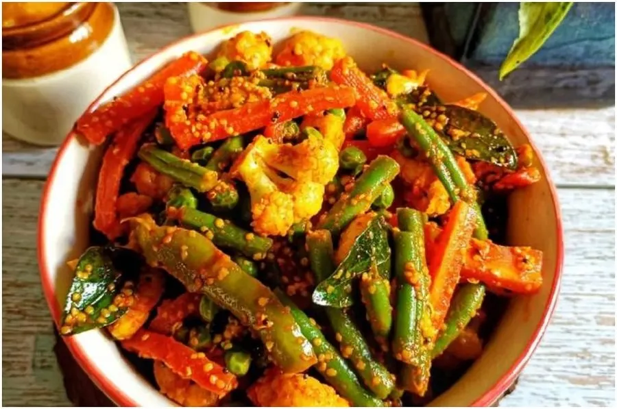 શિયાળામાં ઘરે બનાવો બજાર જેવું ચટપટું મિક્સ વેજ અથાણું, જમવાનો સ્વાદ થઈ જશે બમણો 2 Mix Veg Pickle