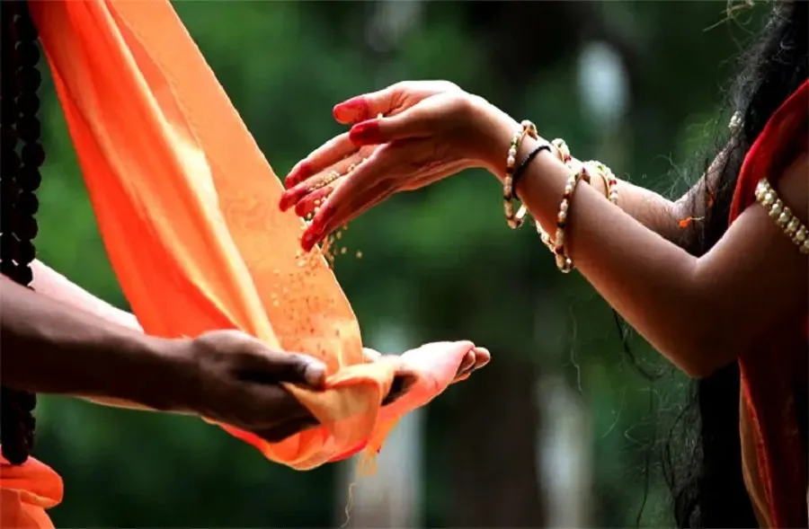 અક્ષય તૃતીયા પર કરો આ 5 વસ્તુઓનું દાન, ખુલી જશે બંધ ભાગ્યના દ્વાર અને ઘરમાં થશે લક્ષ્મીજીનો વાસ 2 Akshaya Tritiya