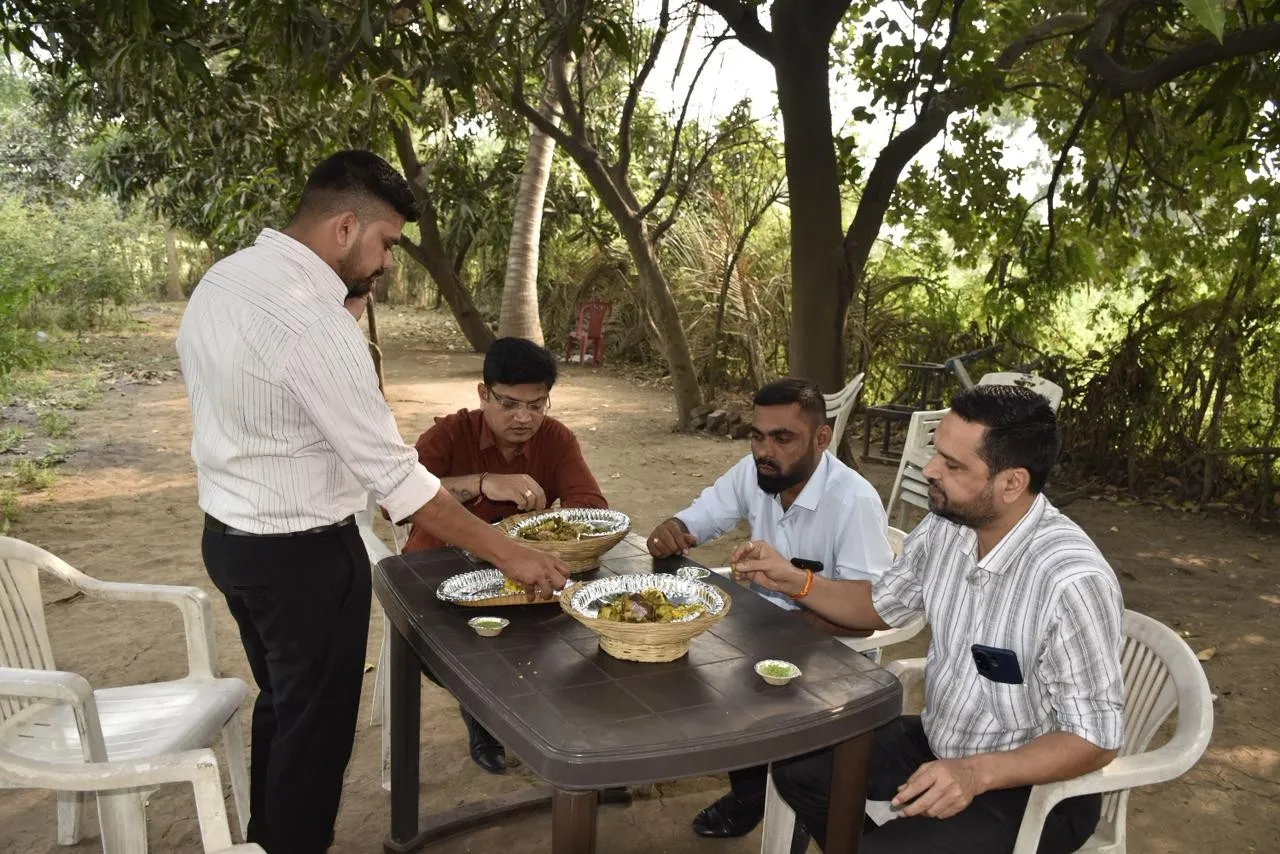 માત્ર ૫ ભણેલા ઉષાબેનની ઉંચી ઉડાન! ખેતી અને ઉંબાડિયાથી વાર્ષિક ૧૦ લાખની કમાણી 3 Female Farmer Entrepreneurship Success 1.png