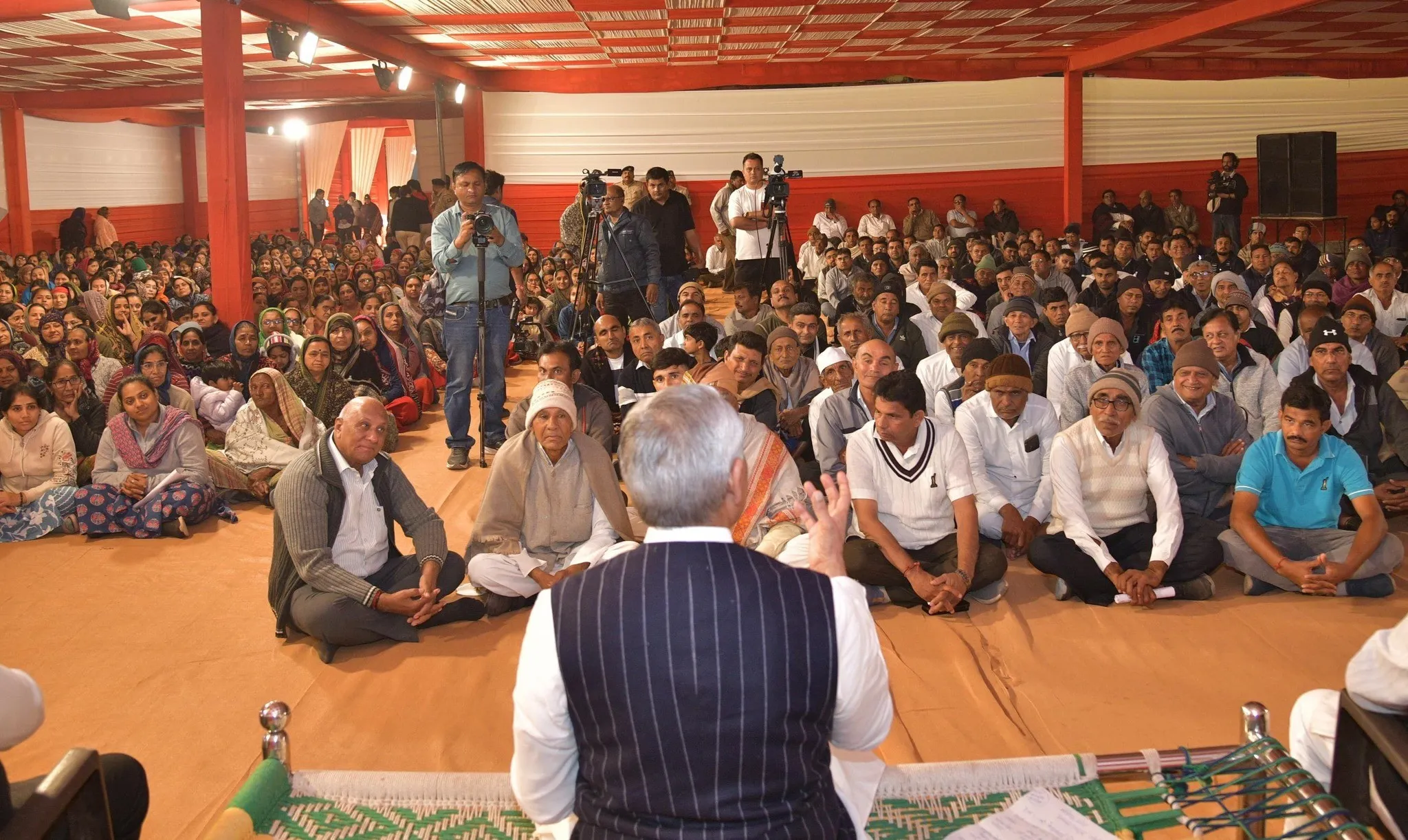 રાજ્યપાલનો સોલૈયામાં જનસંવાદ: શાળામાં રાત્રી રોકાણ અને દલિત પરિવારના ઘરે ભોજન લઈ સામાજિક સમરસતાનો આપ્યો સંદેશ 2 Acharya Devvrat Solaiya Village Night Meeting 1.png