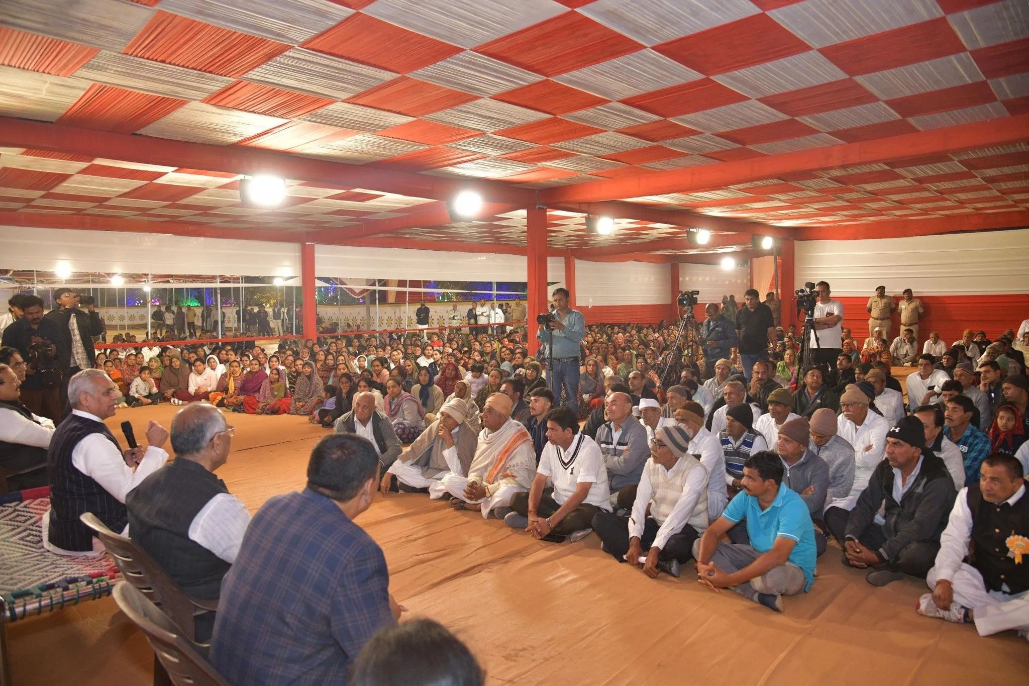 રાજ્યપાલનો સોલૈયામાં જનસંવાદ: શાળામાં રાત્રી રોકાણ અને દલિત પરિવારના ઘરે ભોજન લઈ સામાજિક સમરસતાનો આપ્યો સંદેશ 3 Acharya Devvrat Solaiya Village Night Meeting 2.png