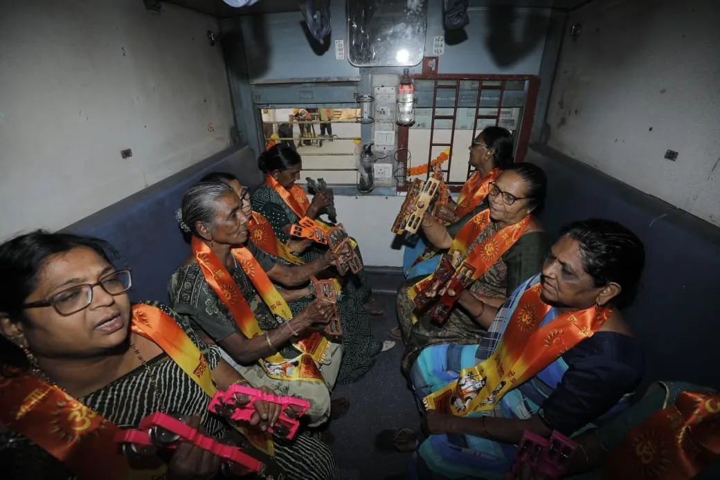 સુરતથી સોમનાથ: નાયબ મુખ્યમંત્રી હર્ષ સંઘવીએ ૧૩૦૦ શ્રદ્ધાળુઓ ભરેલી સ્પેશિયલ ટ્રેનને લીલી ઝંડી બતાવી રવાના કરી 3 Somnath Swabhiman Parv Special Train 1.jpeg
