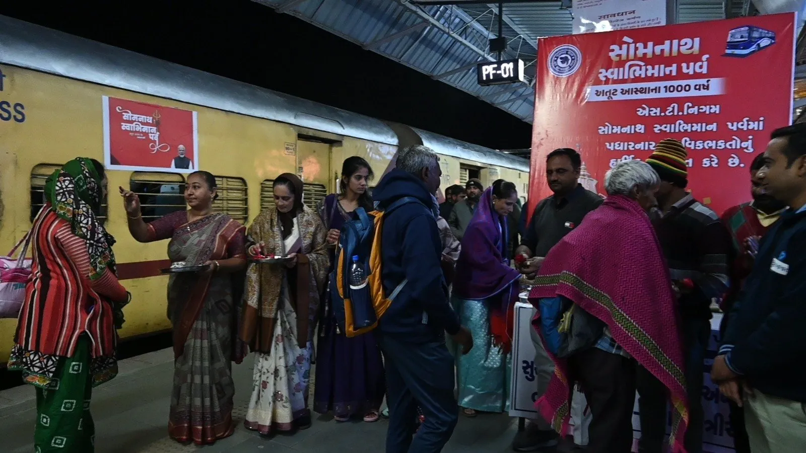 સોમનાથમાં શિવભક્તોનું ઘોડાપૂર: વેરાવળ રેલવે સ્ટેશન પર ઢોલ-નગારા અને ગરબા સાથે યાત્રિકોનું ભવ્ય સ્વાગત 2 Somnath Swabhiman Parv Special Trains 1.jpeg