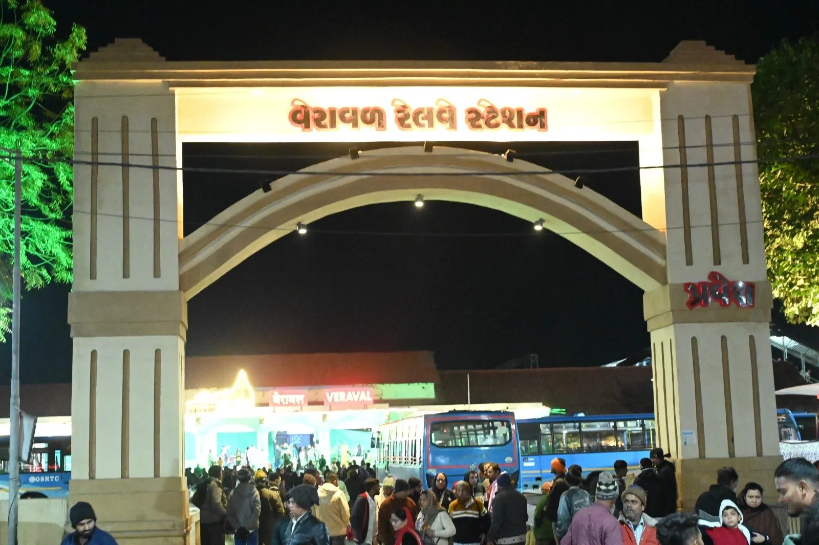 સોમનાથમાં શિવભક્તોનું ઘોડાપૂર: વેરાવળ રેલવે સ્ટેશન પર ઢોલ-નગારા અને ગરબા સાથે યાત્રિકોનું ભવ્ય સ્વાગત 3 Somnath Swabhiman Parv Special Trains 2.jpeg