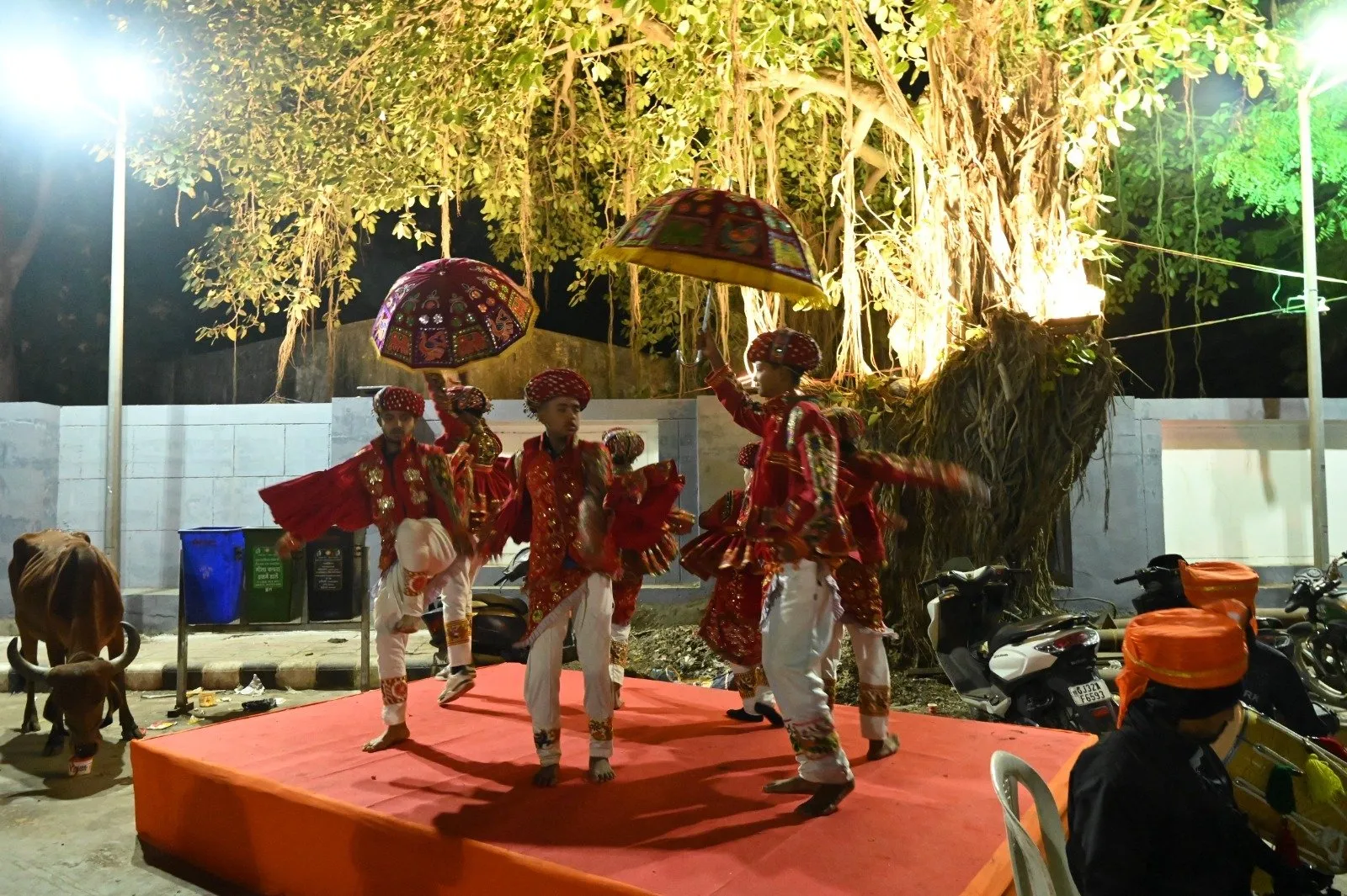 સોમનાથમાં શિવભક્તોનું ઘોડાપૂર: વેરાવળ રેલવે સ્ટેશન પર ઢોલ-નગારા અને ગરબા સાથે યાત્રિકોનું ભવ્ય સ્વાગત 4 Somnath Swabhiman Parv Special Trains 3.jpeg