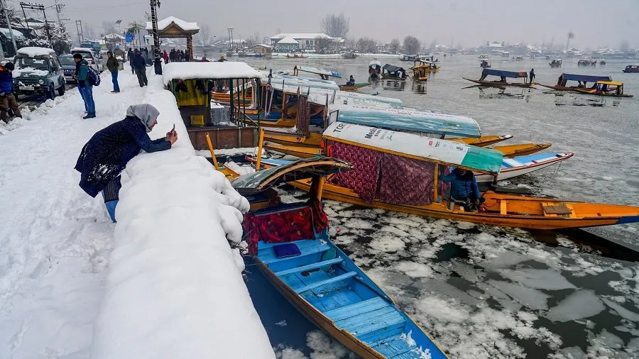 કાશ્મીર બન્યું બરફનું સ્વર્ગ: તાપમાન -8°C સુધી ગગડ્યું, થીજી ગયેલા દાલ સરોવરનો અદ્ભુત નજારો 2 kashmir32.jpg
