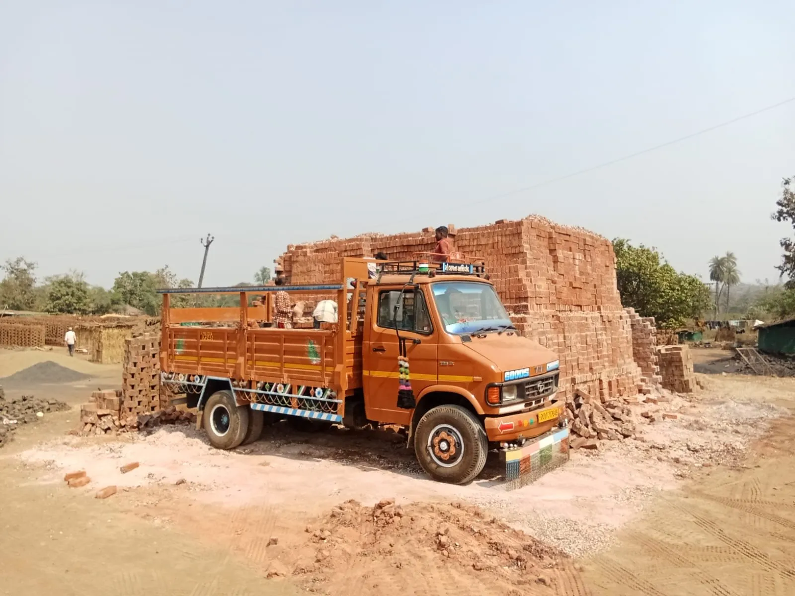વલસાડમાં ગેરકાયદેસર ઈંટના ભઠ્ઠાનો રાફડો: માટી ખનનથી પર્યાવરણને જોખમ, તપાસની માંગ 2 IMG 20260109 WA0008.jpg