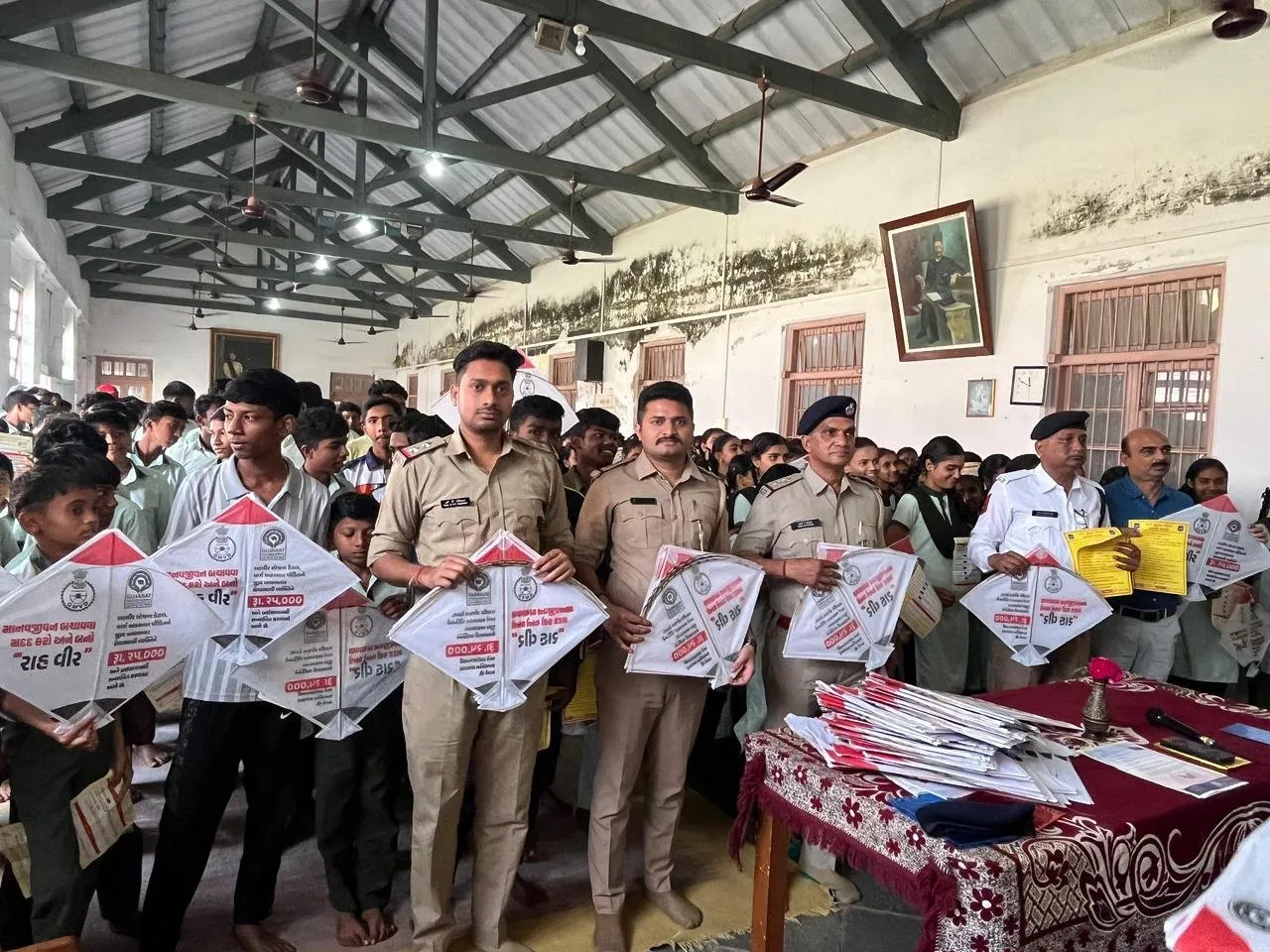 વાપીમાં માર્ગ સુરક્ષા જાગૃતિ કાર્યક્રમ: વિદ્યાર્થીઓને ‘રાહવીર’ પ્રિન્ટેડ પતંગોનું વિતરણ કરાયું 2 IMG 20260109 WA0010.jpg