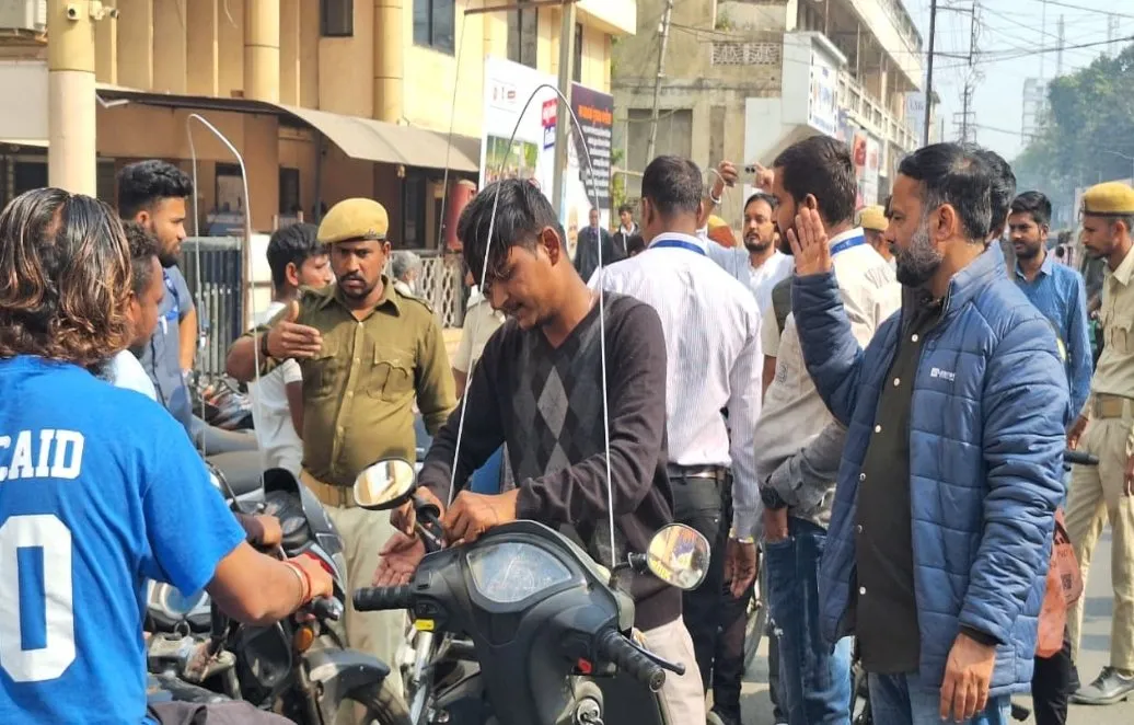 ઉતરાયણ દરમિયાન દોરીથી થતી દુર્ઘટનાઓ અટકાવવા કરમસદ આણંદ મહાનગરપાલિકાની અનોખી પહેલ 2 Karmasad Uttarayan Safety Guard Campaign 1.jpeg