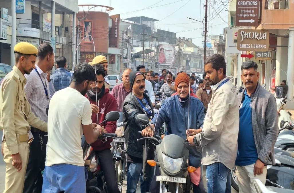 ઉતરાયણ દરમિયાન દોરીથી થતી દુર્ઘટનાઓ અટકાવવા કરમસદ આણંદ મહાનગરપાલિકાની અનોખી પહેલ 3 Karmasad Uttarayan Safety Guard Campaign 2.jpeg