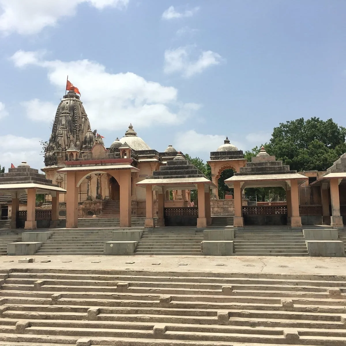 પ્રભાસ પાટણ: જ્યાં મહાદેવ અને શ્રીકૃષ્ણની લીલાઓથી ગુંજે સનાતન સંસ્કૃતિનું સ્વાભિમાન 3 Prabhas Patan Sanatan Heritage.jpeg