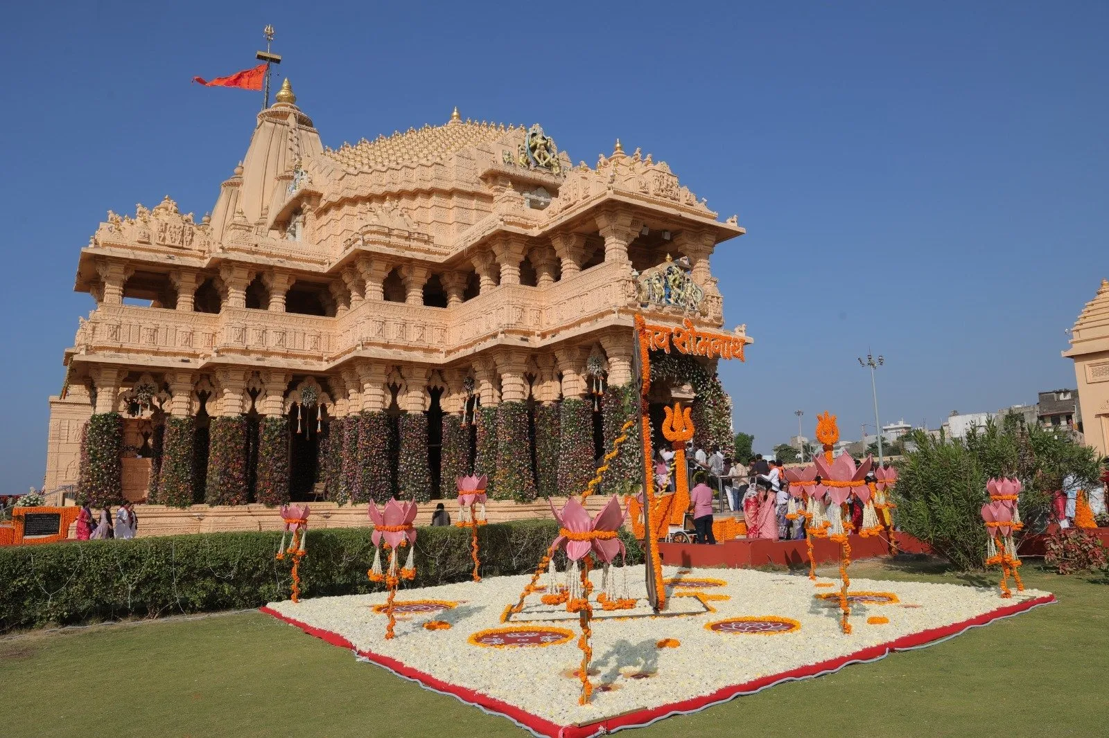 દાતાઓના સહયોગ અને આધુનિક સુવિધાઓ સાથે સોમનાથ તીર્થક્ષેત્ર બન્યું વિશ્વકક્ષાનું આધ્યાત્મિક કેન્દ્ર 3 somnath temple golden kalash development 2.jpeg