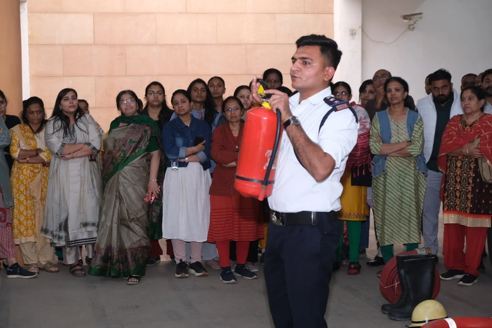 અધ્યક્ષ શંકરભાઈ ચૌધરીના માર્ગદર્શન હેઠળ વિધાનસભા સચિવાલયમાં બે દિવસીય આપત્તિ પ્રતિભાવ તાલીમ શિબિર 2 Gujarat Vidhan Sabha Secretariat Safety Training 2.png