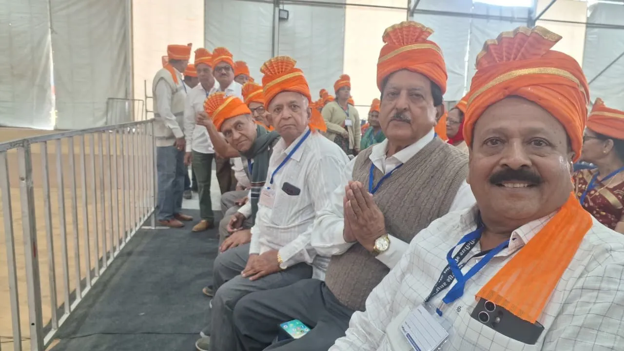 સોમનાથ શૌર્ય સ્વાભિમાન સભામાં કેસરી સાફામાં સજ્જ વરિષ્ઠ નાગરિકો બન્યા આકર્ષણનું કેન્દ્ર, વડાપ્રધાનના સ્વાગતમાં ઉમળકાભેર હાજરી 3 Somnath Shourya Swabhiman Sabha Senior Citizens 1.jpeg