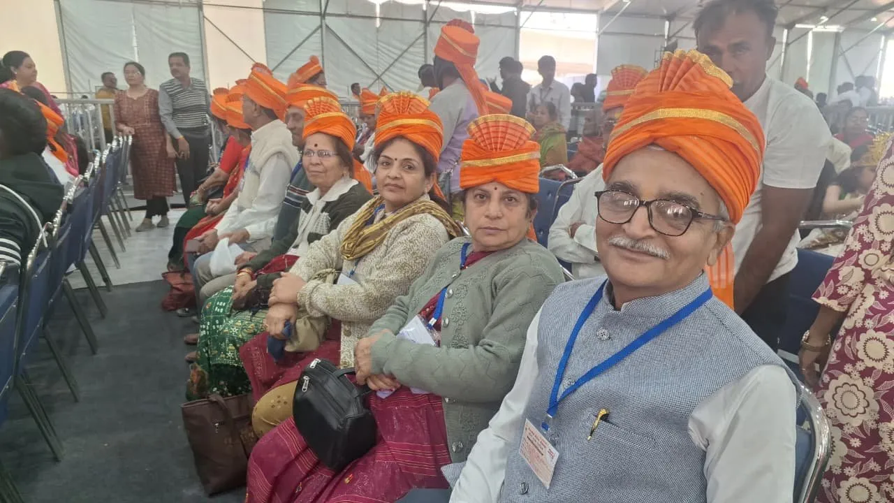 સોમનાથ શૌર્ય સ્વાભિમાન સભામાં કેસરી સાફામાં સજ્જ વરિષ્ઠ નાગરિકો બન્યા આકર્ષણનું કેન્દ્ર, વડાપ્રધાનના સ્વાગતમાં ઉમળકાભેર હાજરી 2 Somnath Shourya Swabhiman Sabha Senior Citizens 2.jpeg