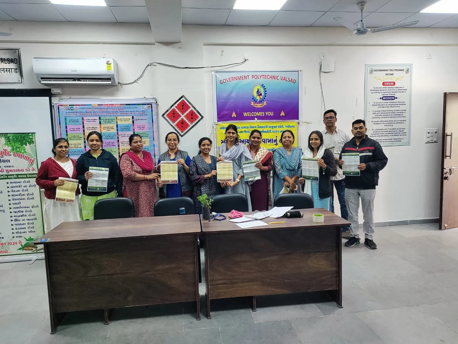 વલસાડ સરકારી પોલીટેકનિકમાં આયુર્વેદ ચિકિત્સા કેમ્પ, વિદ્યાર્થીઓ અને સ્ટાફને સ્વસ્થ જીવન માટે માર્ગદર્શન 2 Valsad Ayurvedic Medical Camp.png