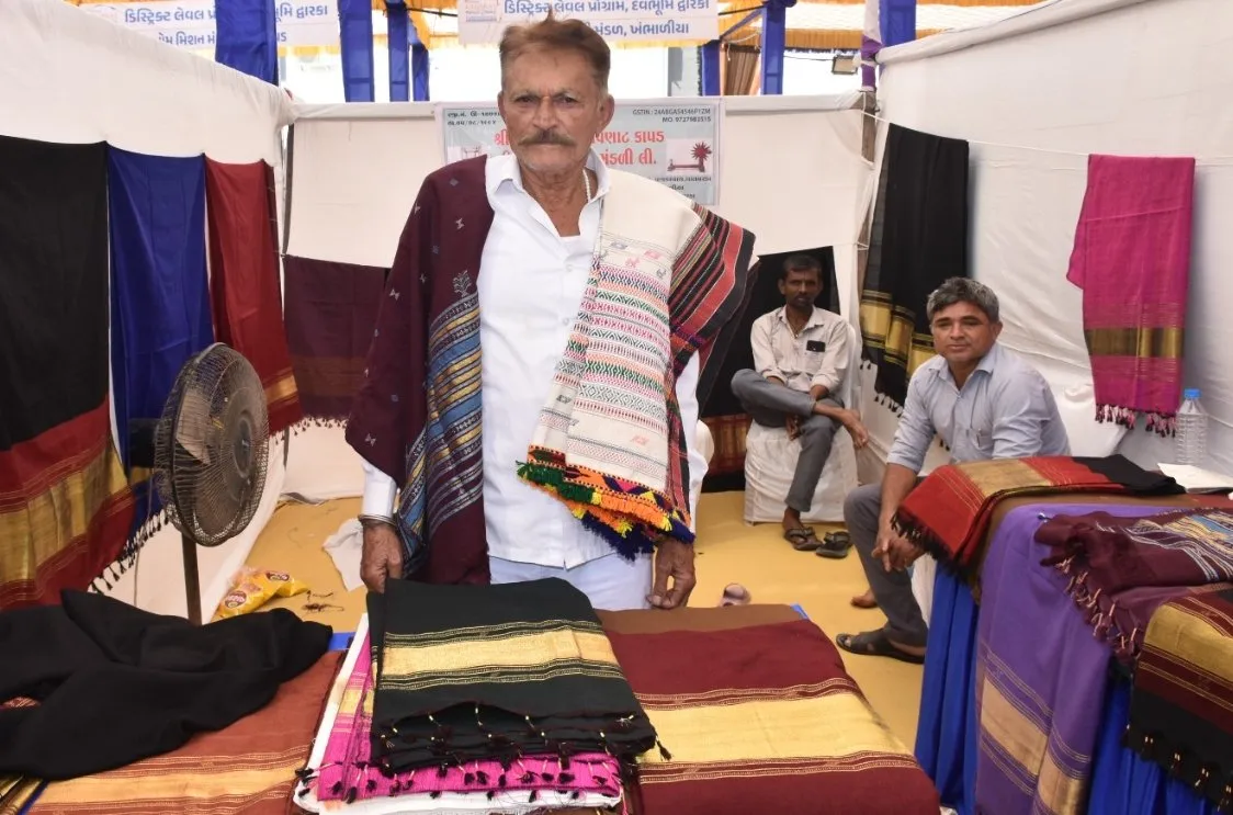 વાઇબ્રન્ટ ગુજરાત ડીસ્ટ્રિક્ટ લેવલ કાર્યક્રમમાં લાલપરડા હાથવણાટ કાપડ મંડળીની શાલોને મળ્યું વિશેષ પ્લેટફોર્મ 2 Vibrant Gujarat District Level Program Rajkot 2026.jpeg