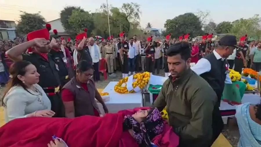 Video: પિતાનો ચહેરો જોયા વગર જ પુત્રી થઈ અનાથ, હોસ્પિટલના સ્ટ્રેચર પરથી પત્નીએ શહીદ પતિને કર્યા છેલ્લા પ્રણામ 2 video9.jpg